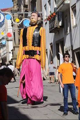 gigantone imitando o António Variações, passeando-se na rua