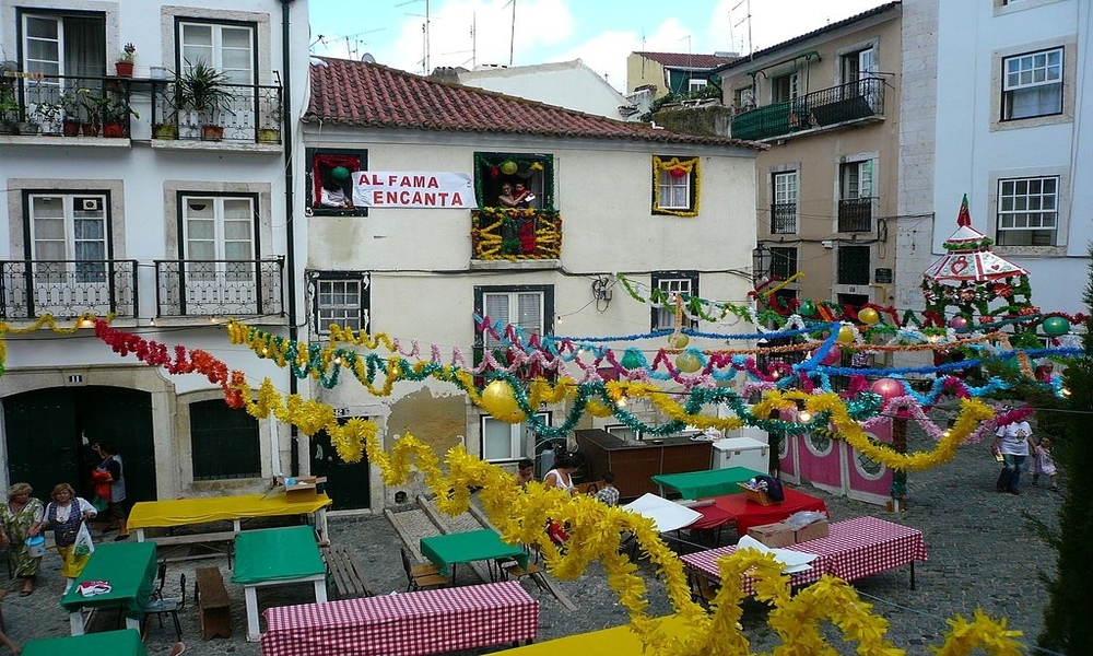 rua decorada para festa popular