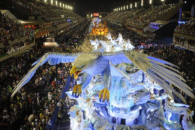 desfile de carnaval no Brasil